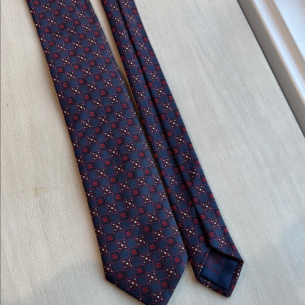 Brioni Elegant Navy and Red Patterned Men's Tie